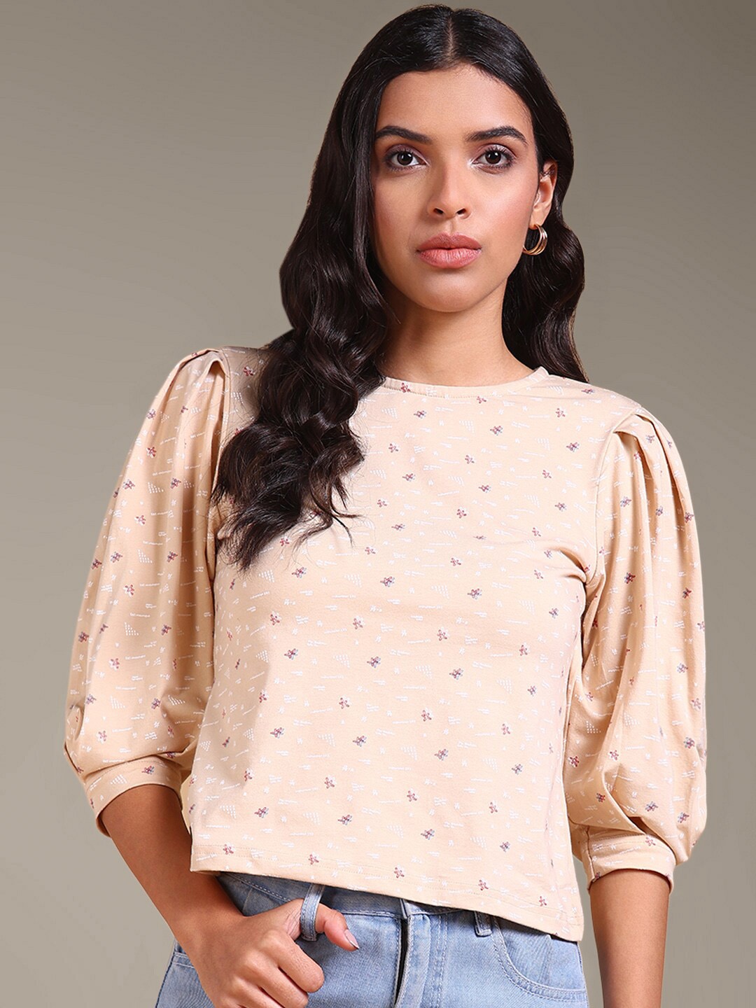 

The Roadster Lifestyle Co. Beige & White Geometric Printed Puff Sleeves Pure Cotton Tops