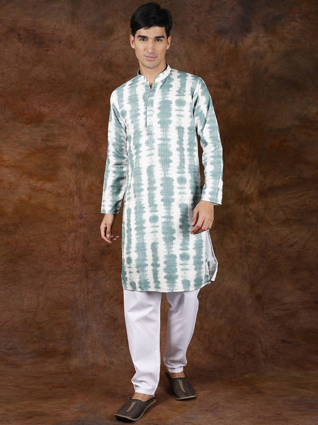 

Exotic India Tie Dye Printed Kurta Pajama Set with Sequins and Straight Stitch Embroidery, Green