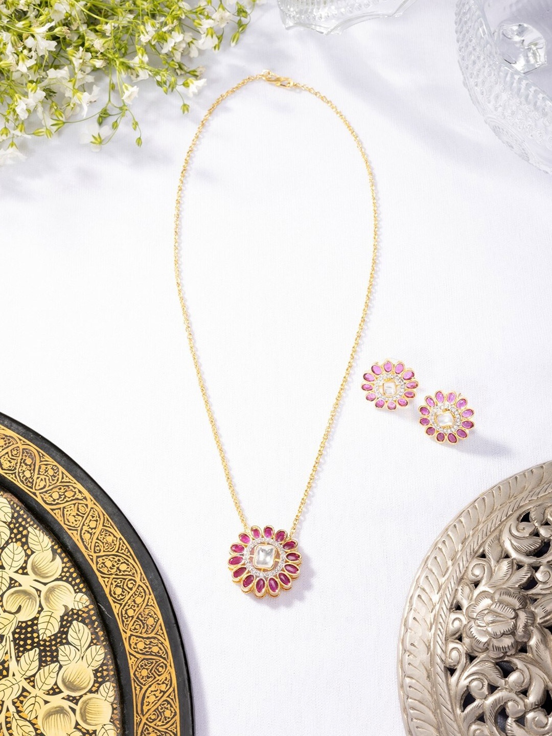

Niscka Gold-Plated Kundan-Studded Jewellery Set