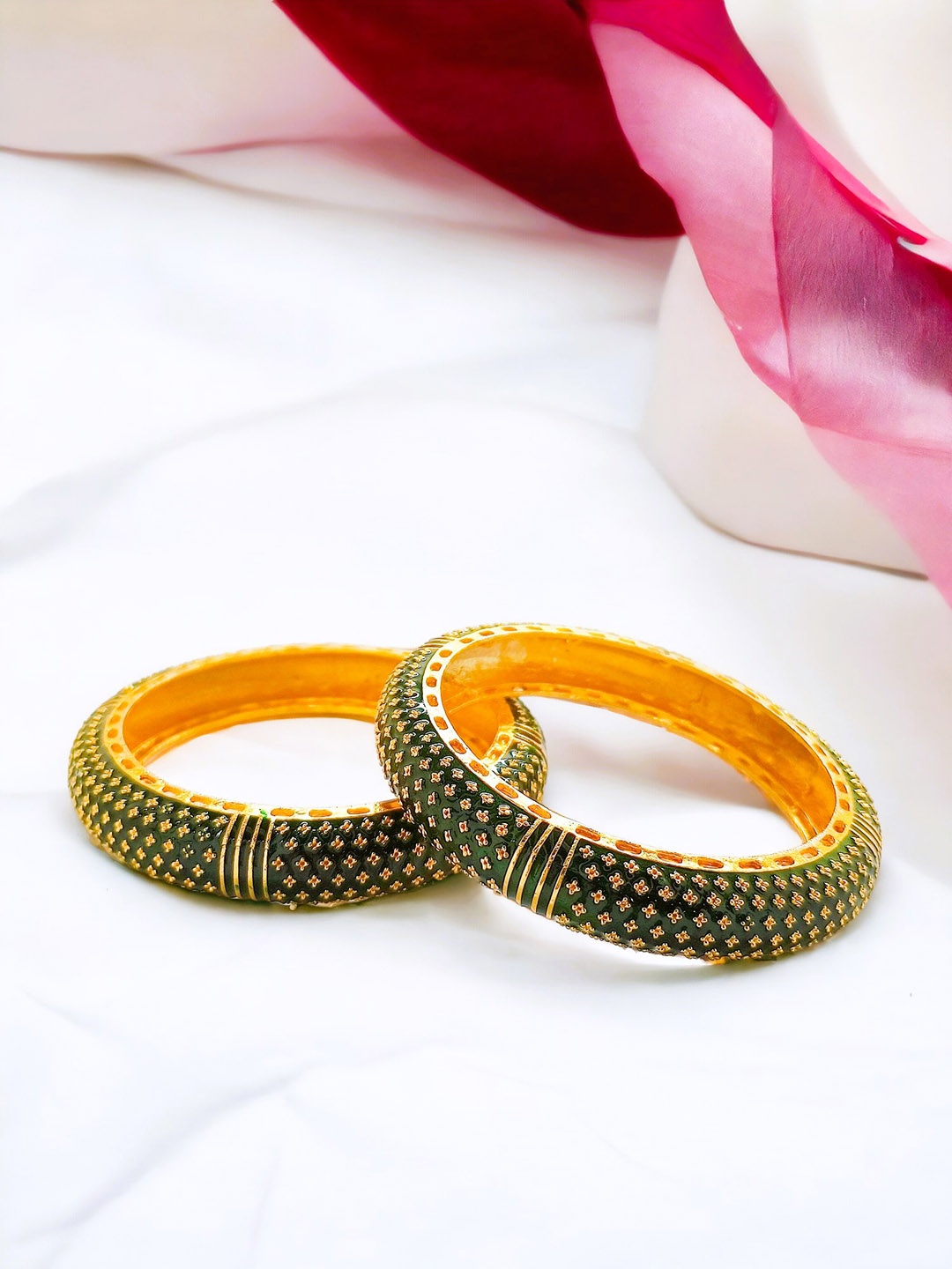 

FEMMIBELLA Set Of 2 Gold Plated Enamelled Bangles