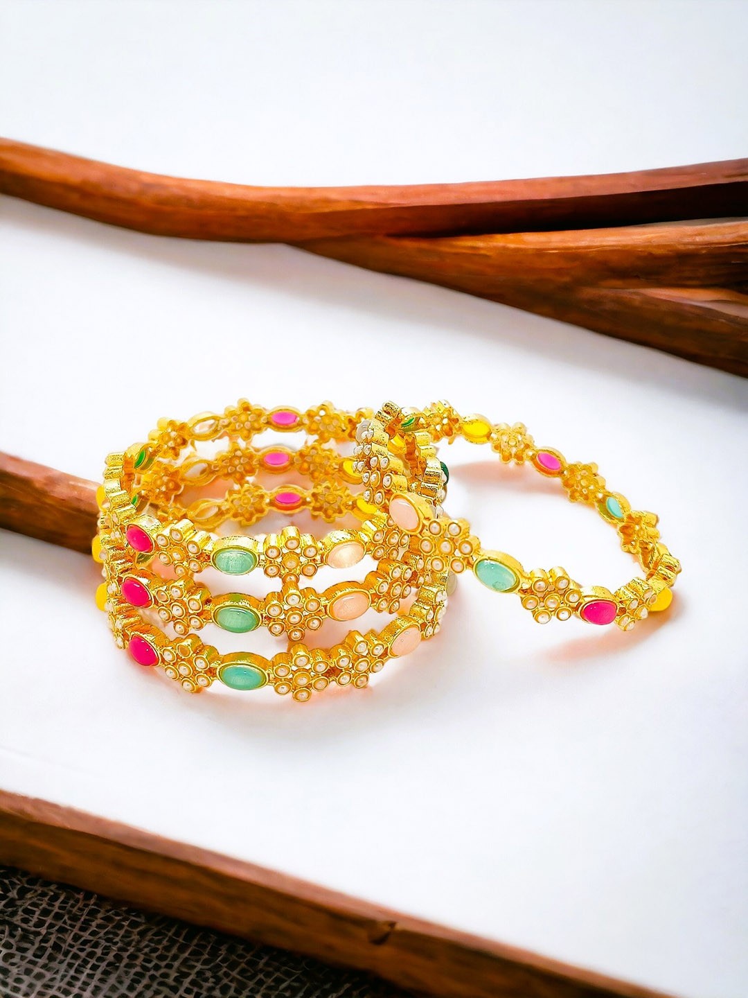 

FEMMIBELLA Set of 4 Gold-Plated Pearls Studded Bangles