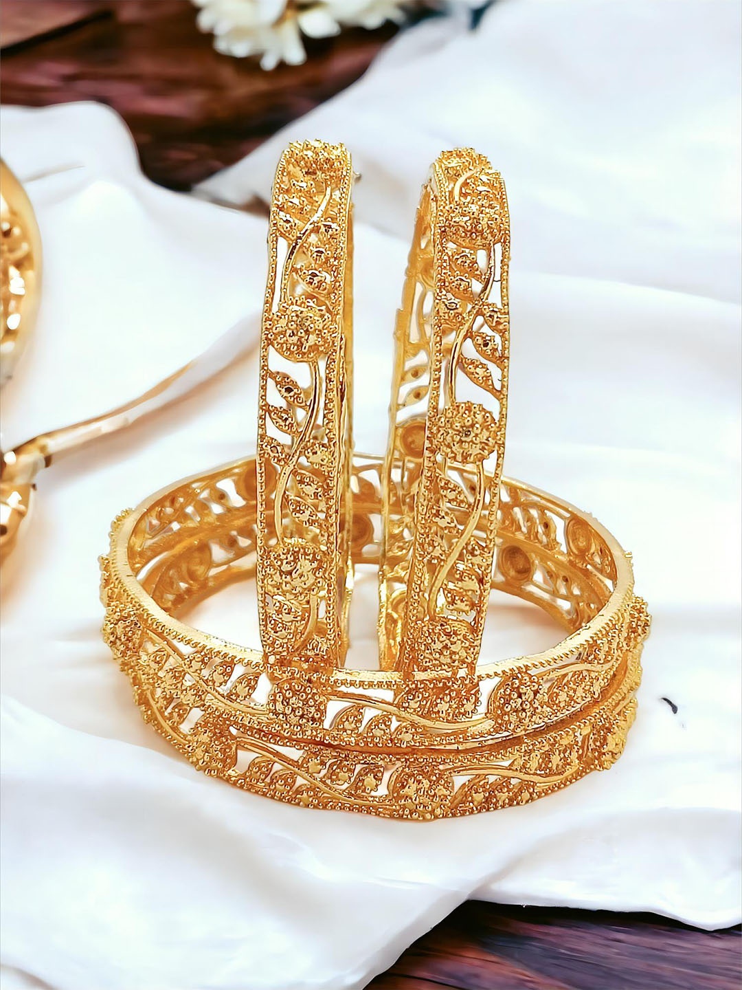 

FEMMIBELLA Set Of 4 Gold-Plated Leaf Design Bangles