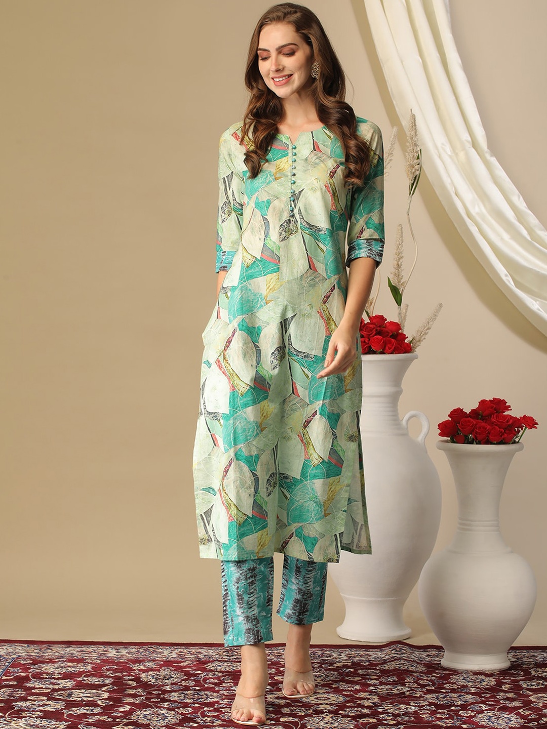 

KALINI Abstract Printed Notch Neck Regular Straight Kurta with Trousers, Green