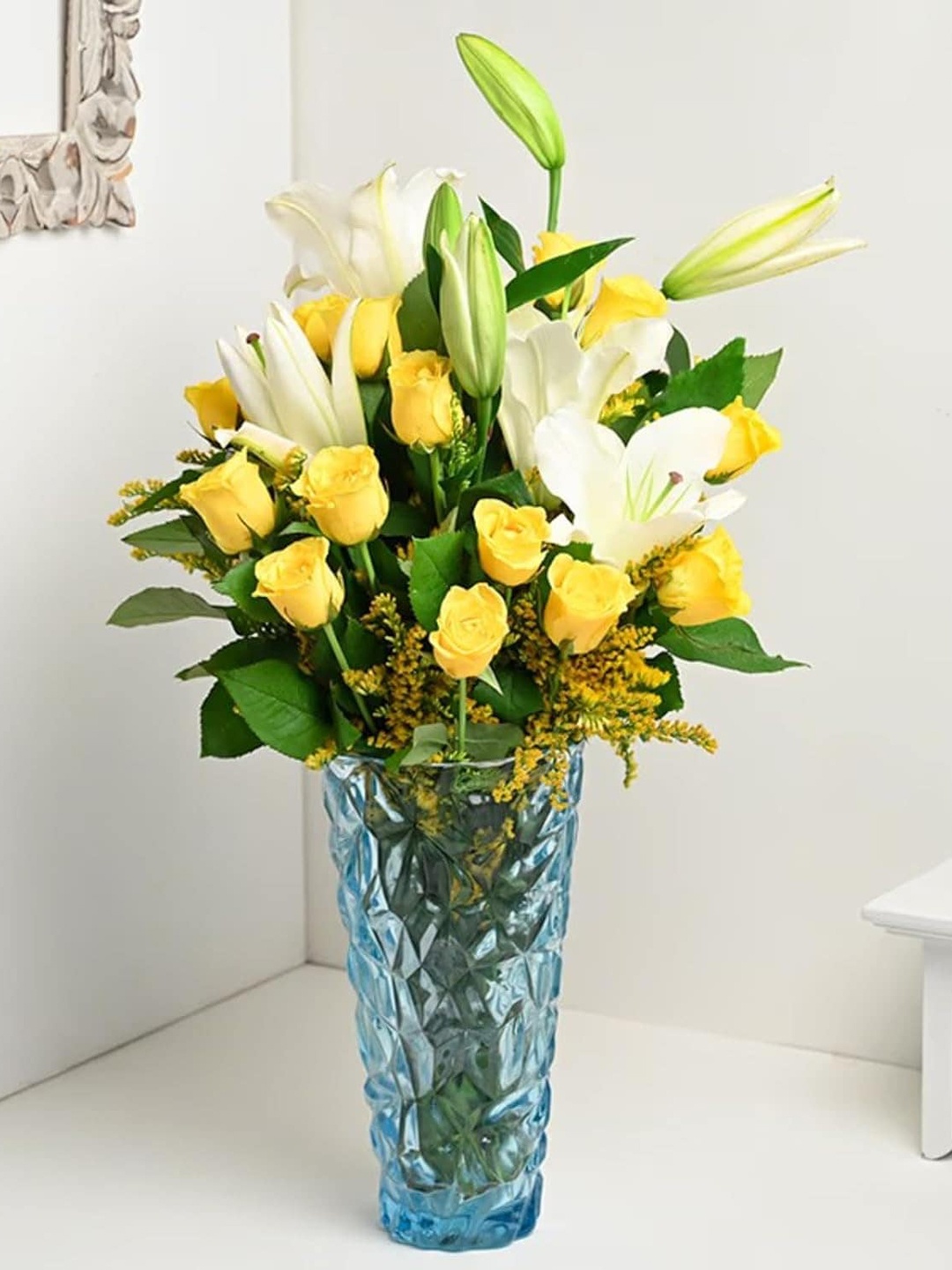 

Floweraura White & Yellow 17 Pieces Lilies & Roses Fresh Flowers In Vase