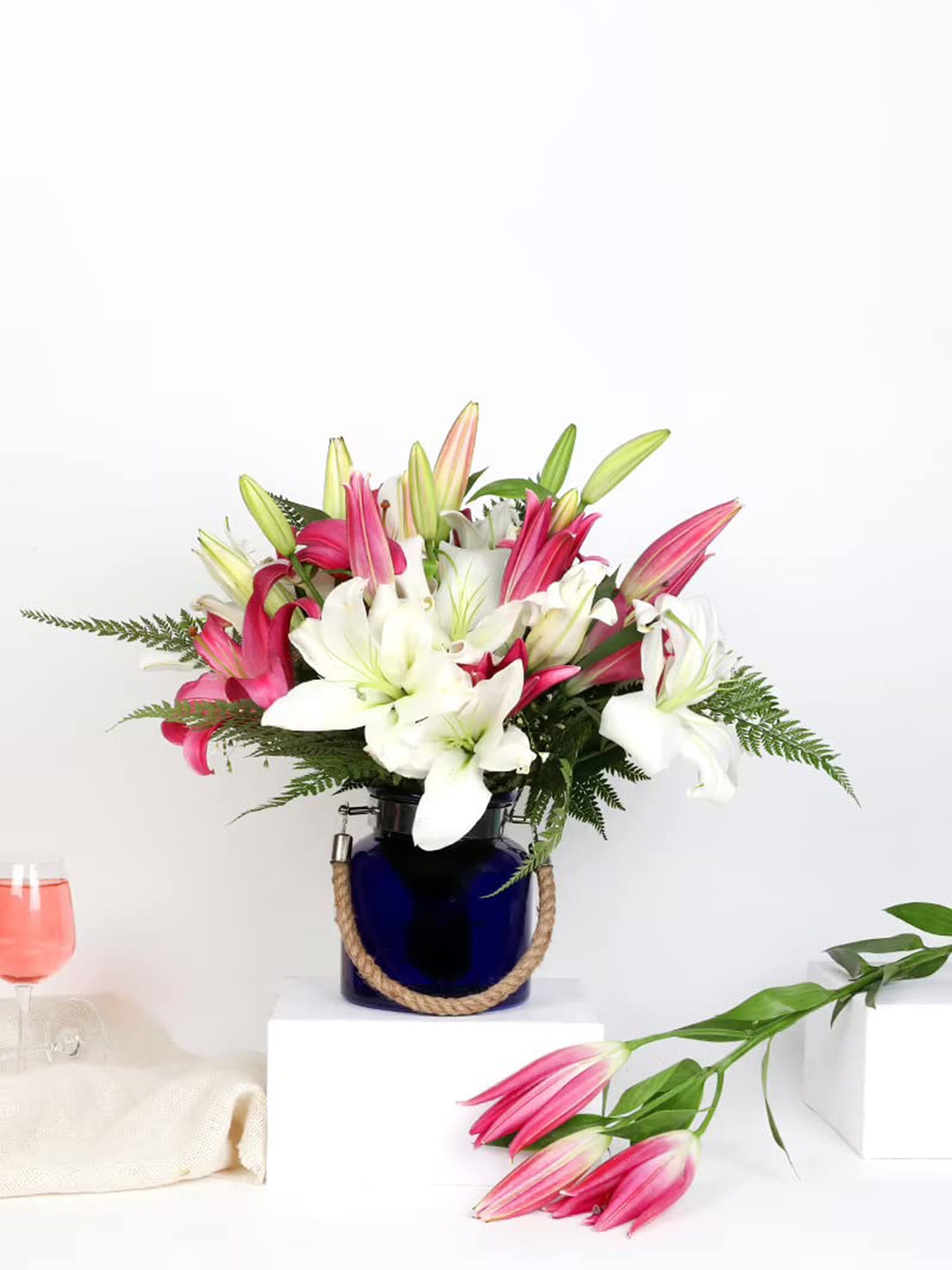 

Floweraura White & Pink 8 Pieces Lilies Fresh Flowers In Vase