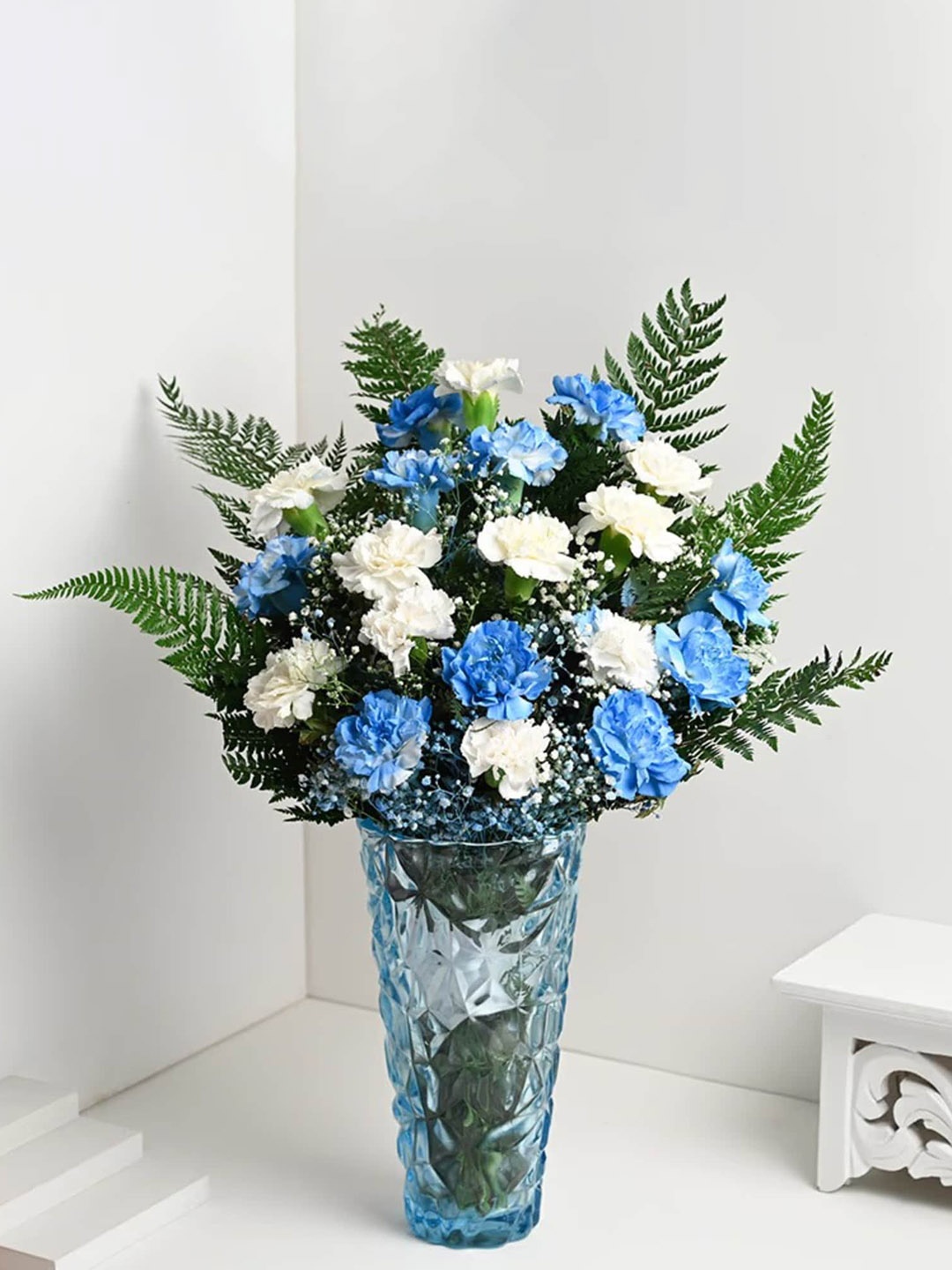 

Floweraura White & Blue 20 Pieces Carnation Fresh Flowers In Vase