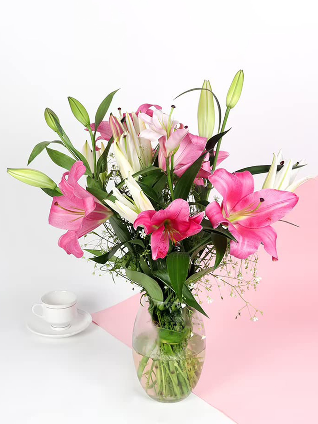 

Floweraura White & Pink 12 Pieces Lilies Fresh Flowers In Vase
