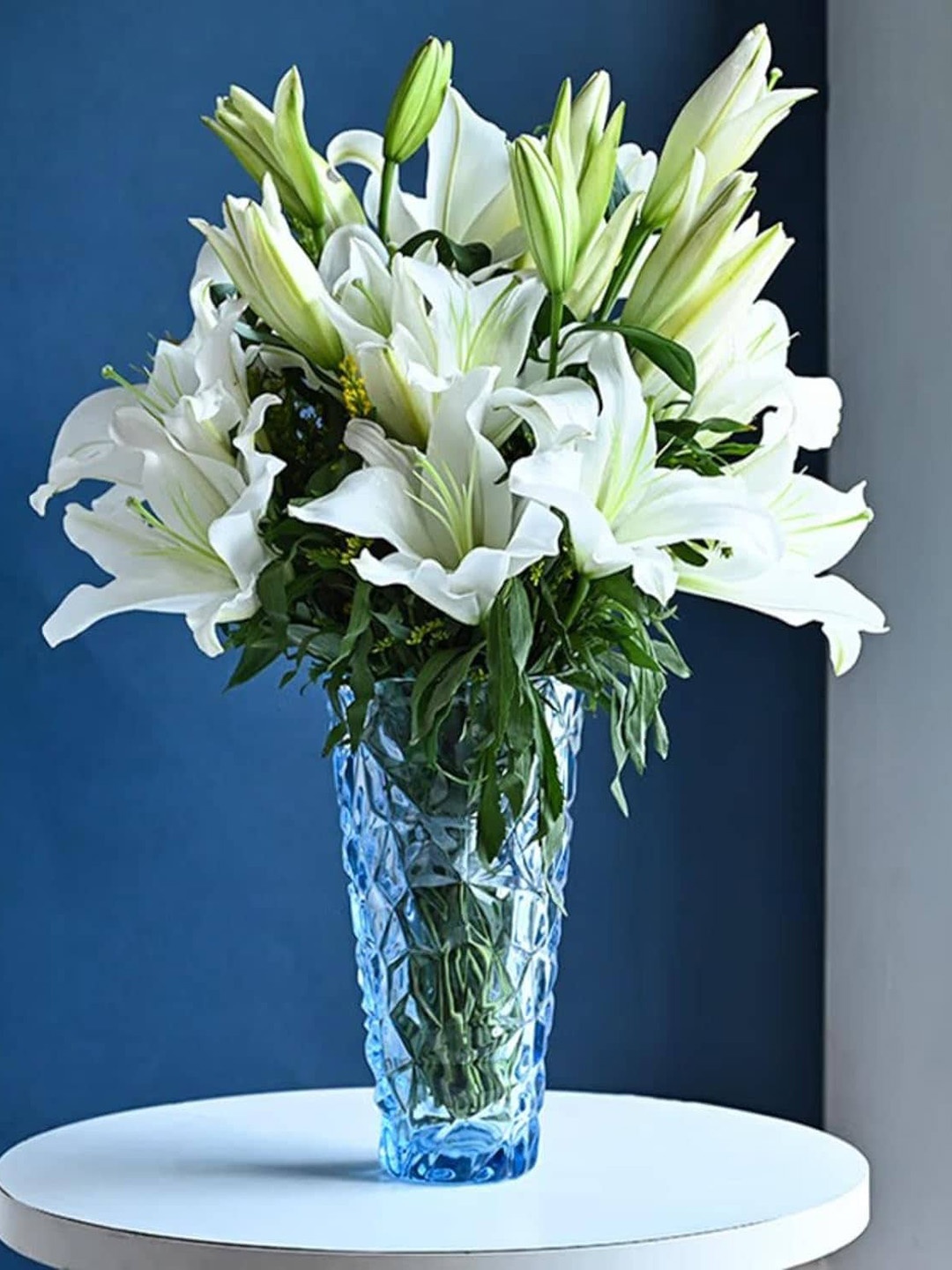 

Floweraura White 5 Pieces Lilies Fresh Flowers In Vase