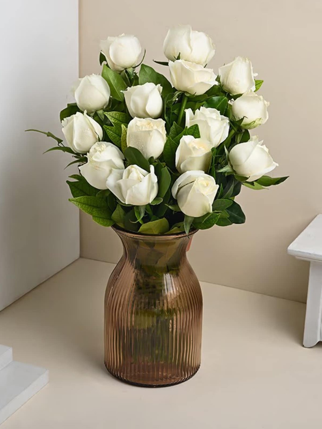 

Floweraura White 15 Pieces Roses Fresh Flowers In Vase