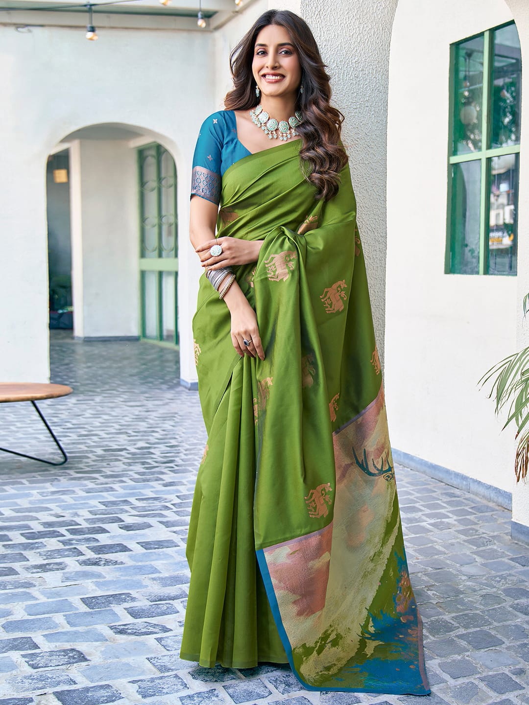 

Satrani Floral Zari Silk Blend Banarasi Saree, Green