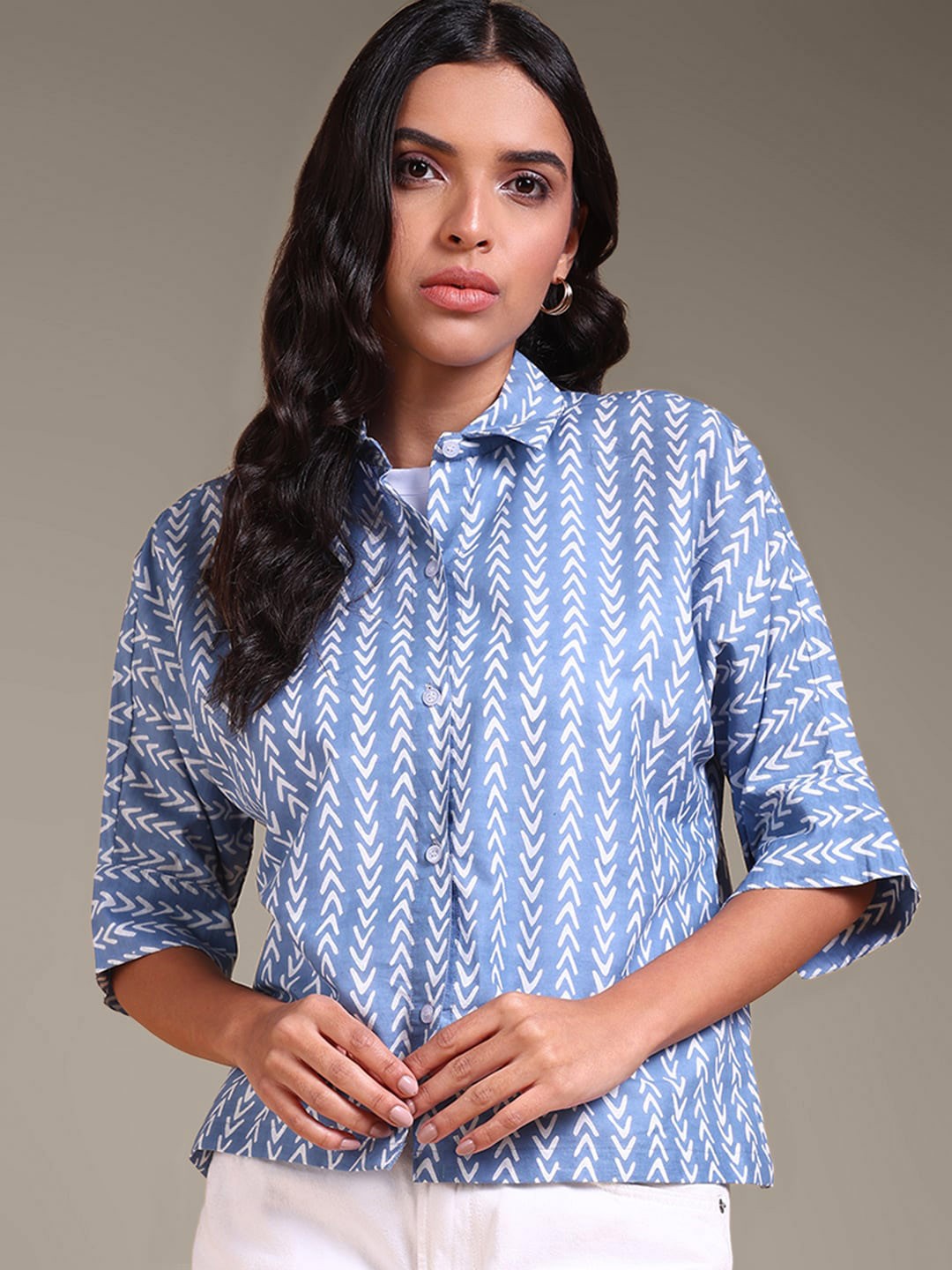 

The Roadster Lifestyle Co. Blue & White Geometric Printed Cotton Shirt Style Tops