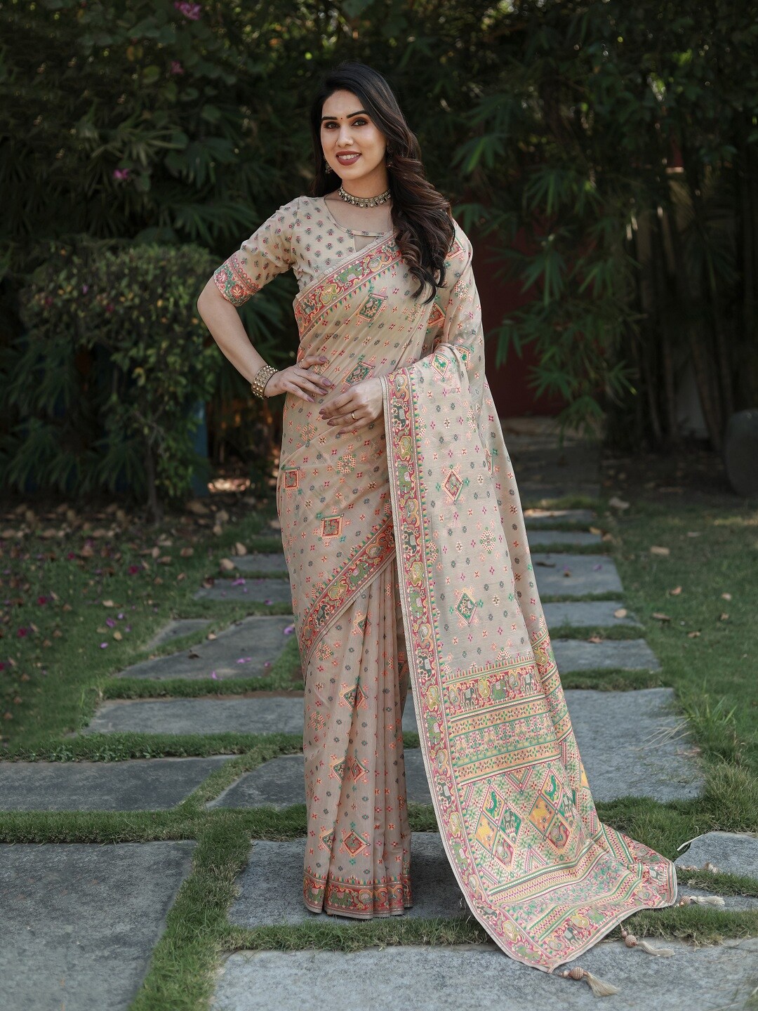 

WELL TEX Woven Design Zari Patola Saree, Cream