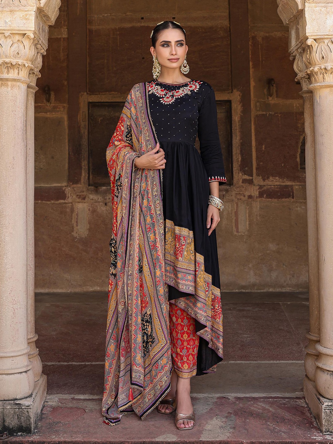 

SCAKHI Floral Embroidered Empire Kurta With Trousers & With Dupatta, Black