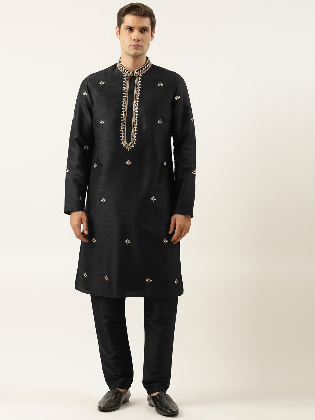

TheEthnic.Co Ethnic Motifs Embroidered Long Sleeves Mandarin Collar Kurta with Pyjamas, Black