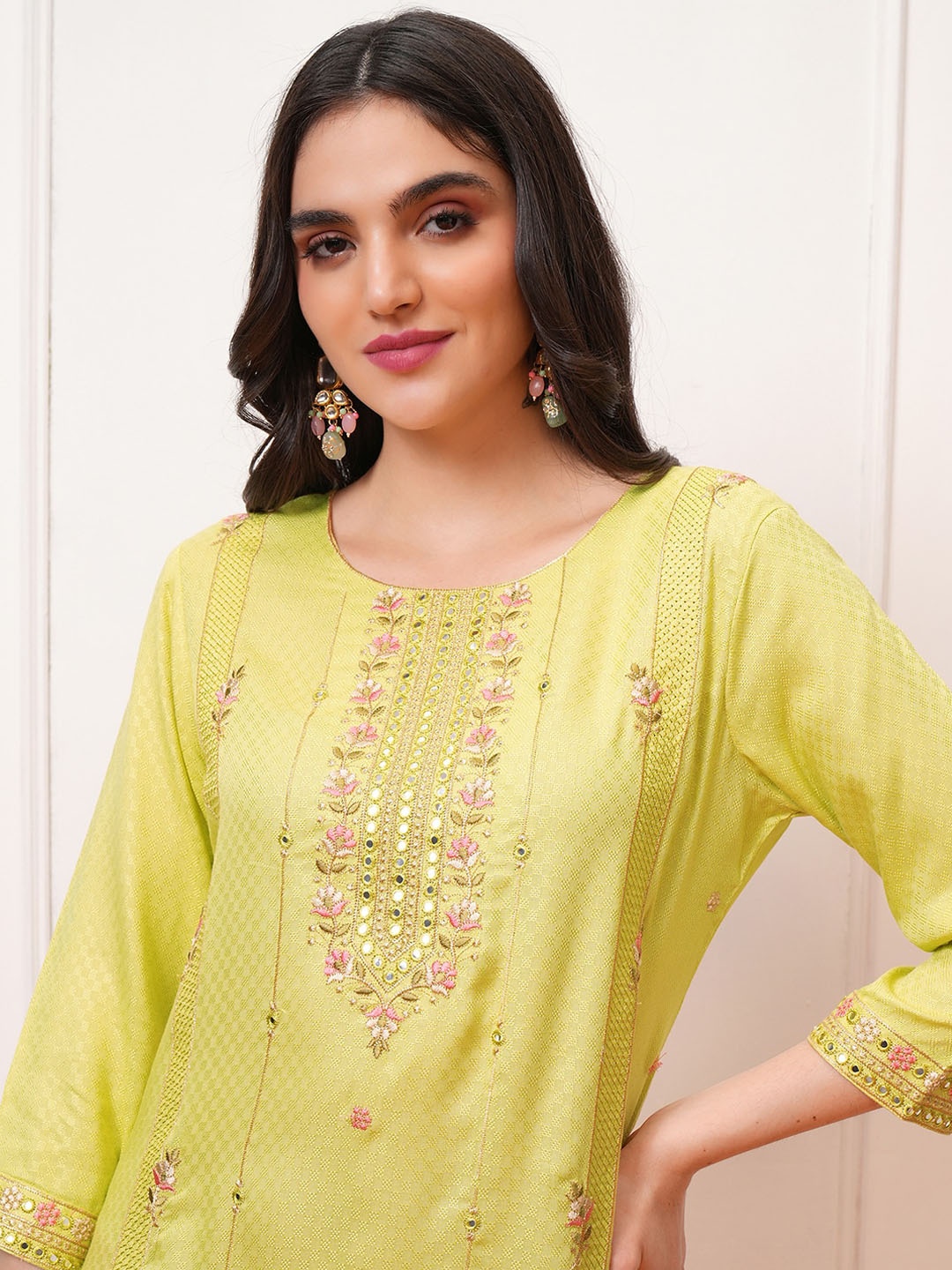 

Vishudh Green & Pink Floral Embroidered Thread Work Straight Kurta