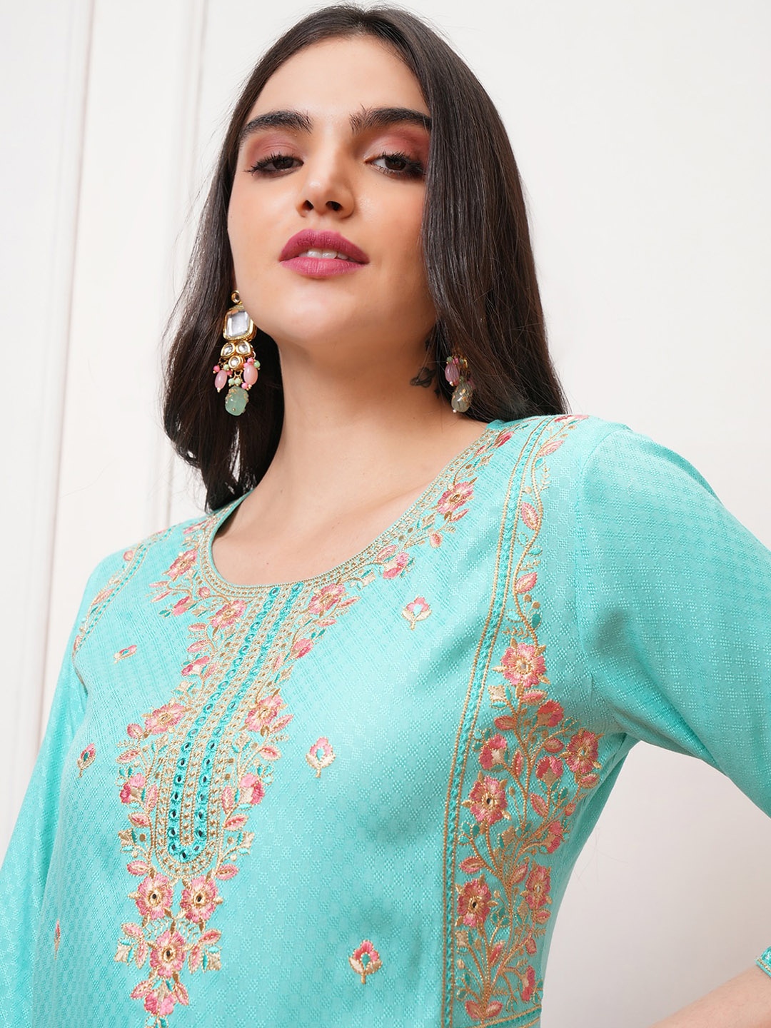 

Vishudh Blue & Pink Floral Embroidered Thread Work Straight Kurta