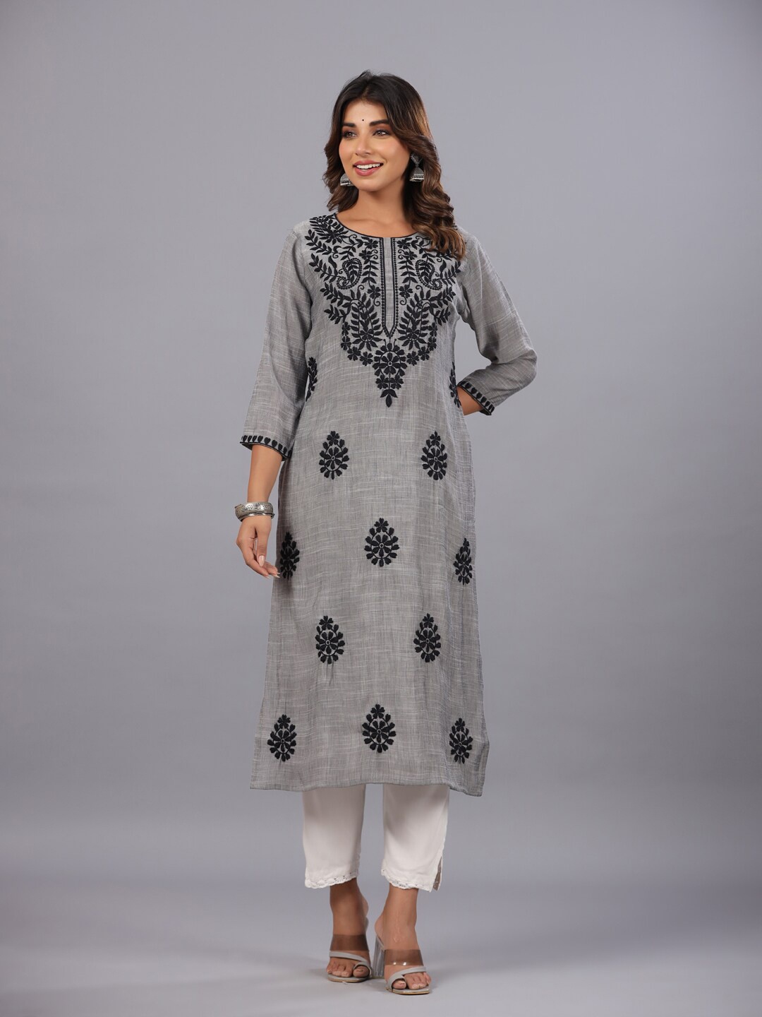 

Amchoor Floral Embroidered Round Neck Straight Kurta, Grey