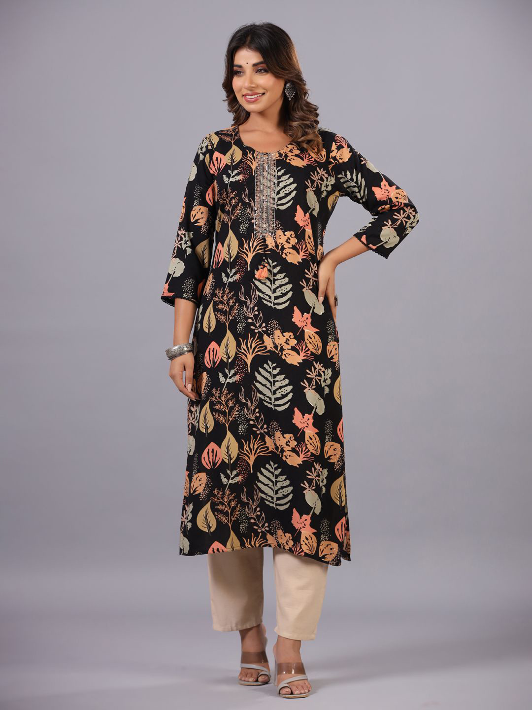 

Amchoor Floral Printed Beads And Stones Round Neck Straight Kurta, Black