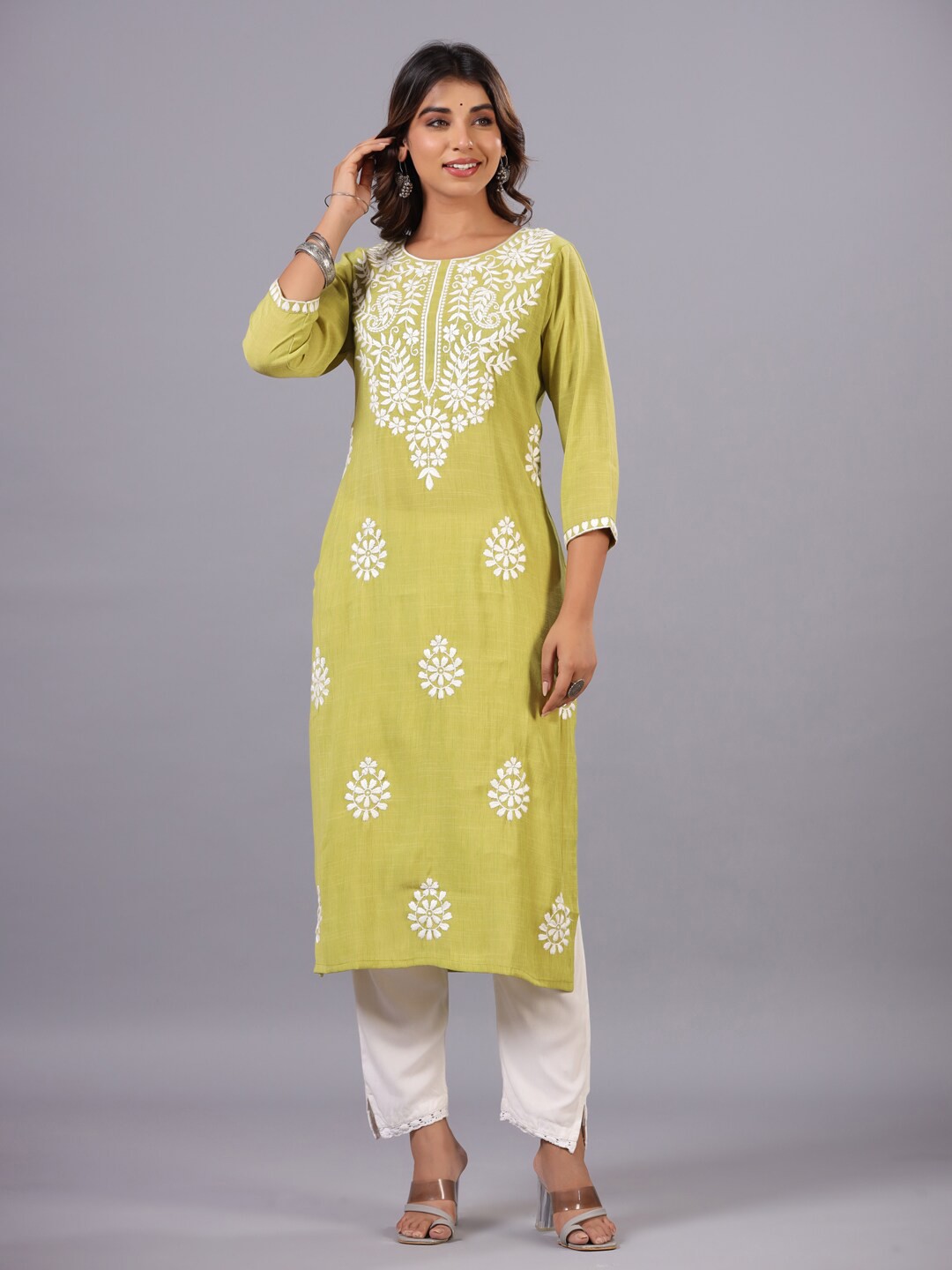 

Amchoor Floral Embroidered Pure Cotton Straight Kurta, Green