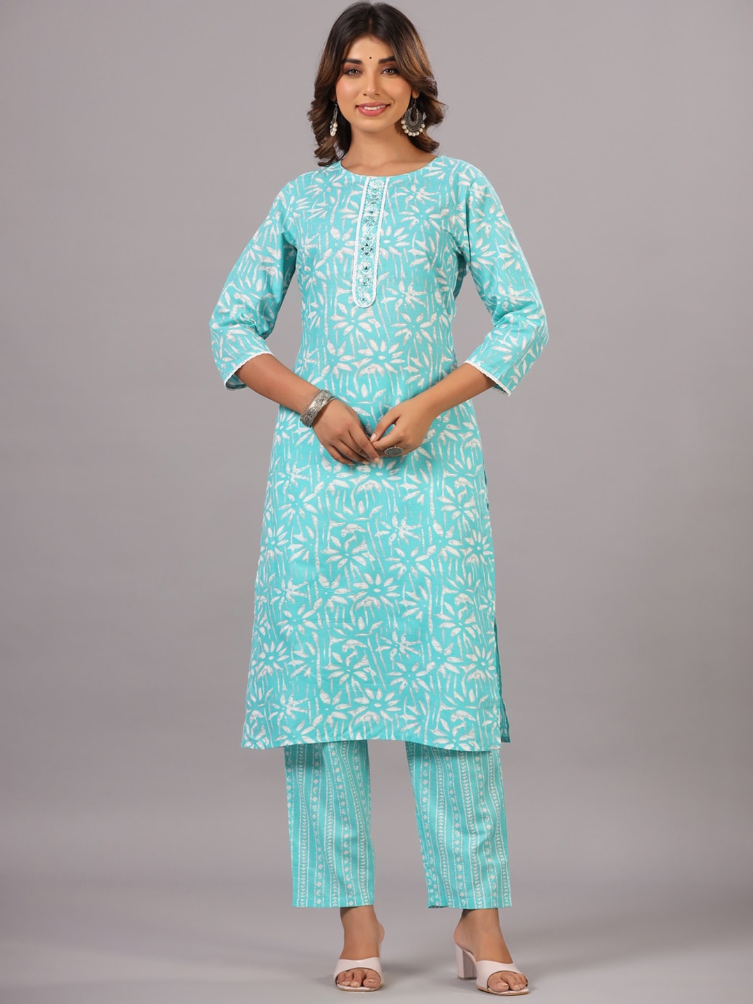 

Amchoor Floral Printed Regular Straight Kurta With Trousers & Dupatta, Sea green
