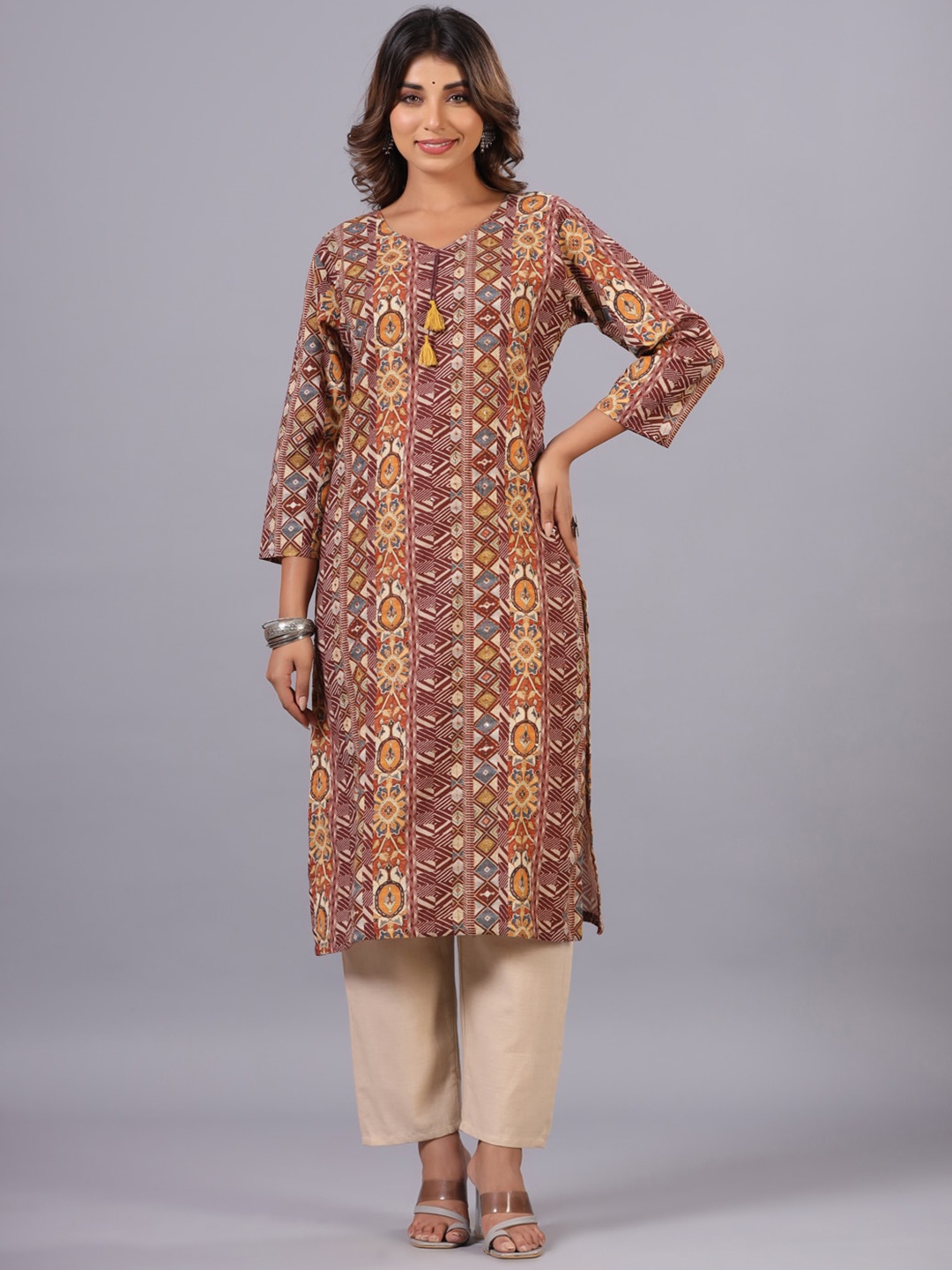 

Amchoor Geometric Printed V-Neck Regular Straight Kurta With Trousers, Brown