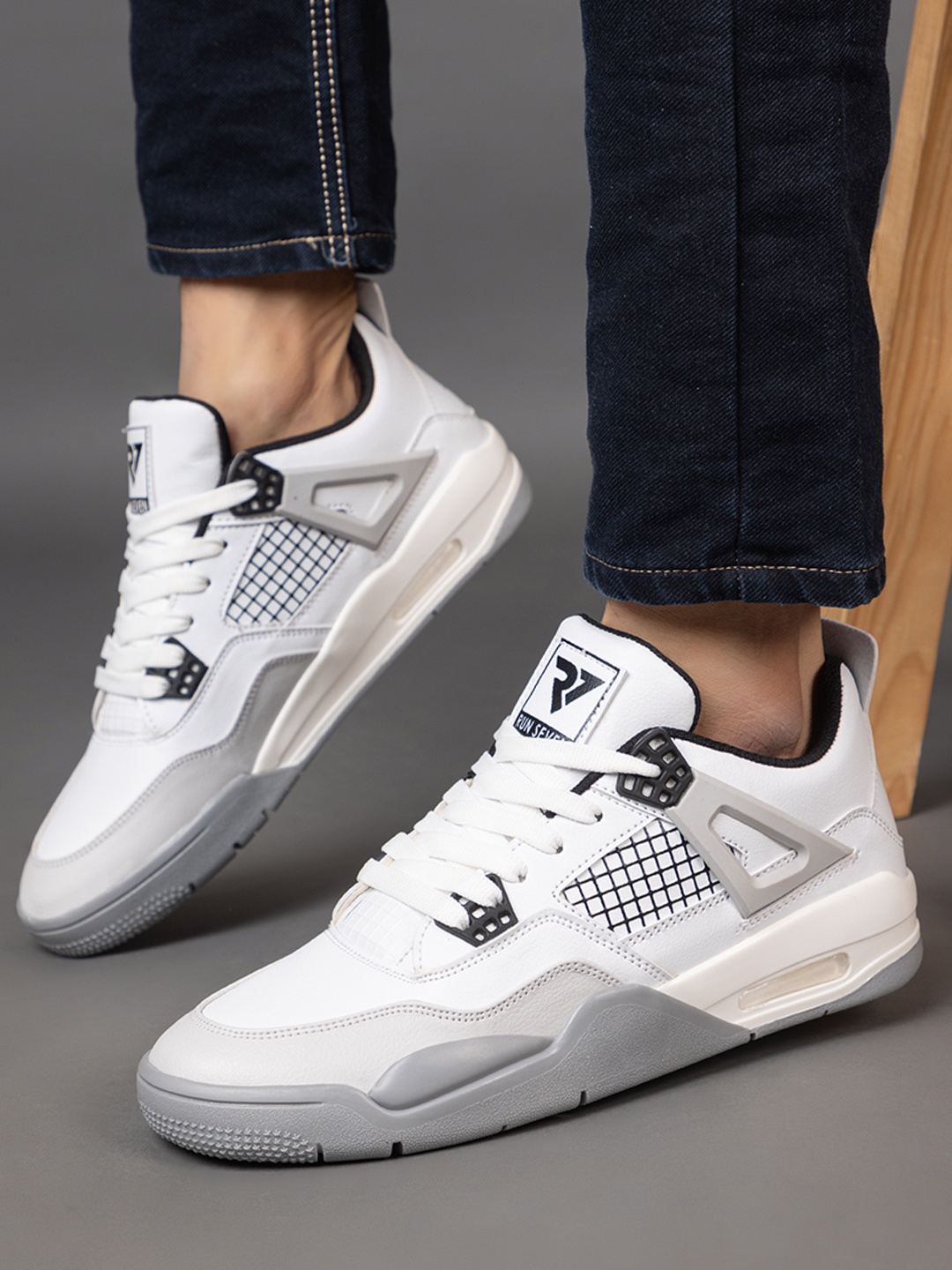 

RUN SEVEN Men Round Toe Lace Up Sneakers, White