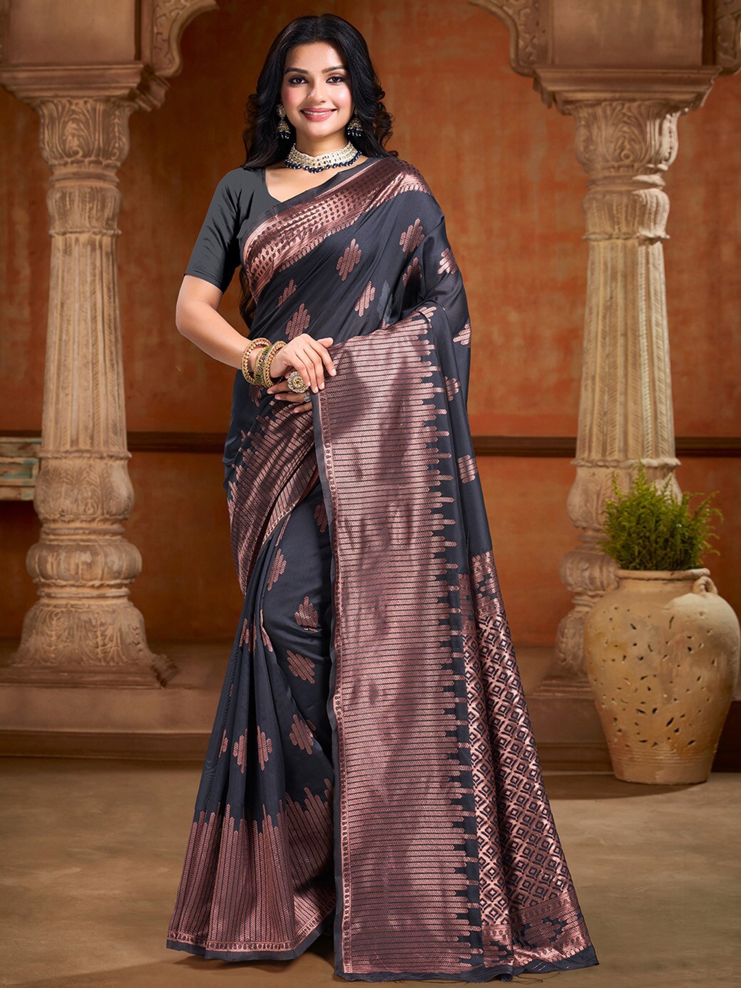 

DIVASTRI Ethnic Motifs Zari Art Silk Banarasi Saree, Black