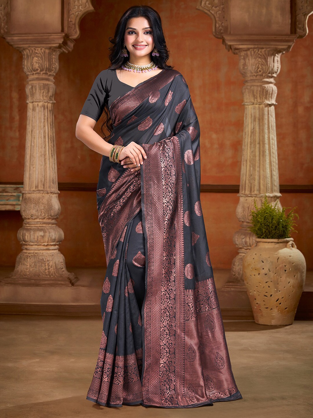 

DIVASTRI Ethnic Motifs Zari Art Silk Banarasi Saree, Black