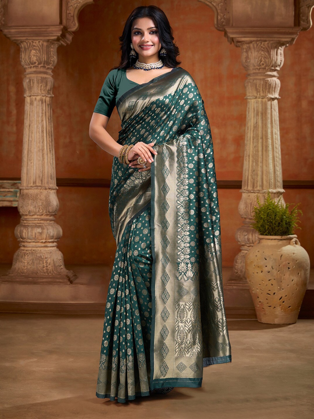 

DIVASTRI Ethnic Motifs Zari Art Silk Banarasi Saree, Green