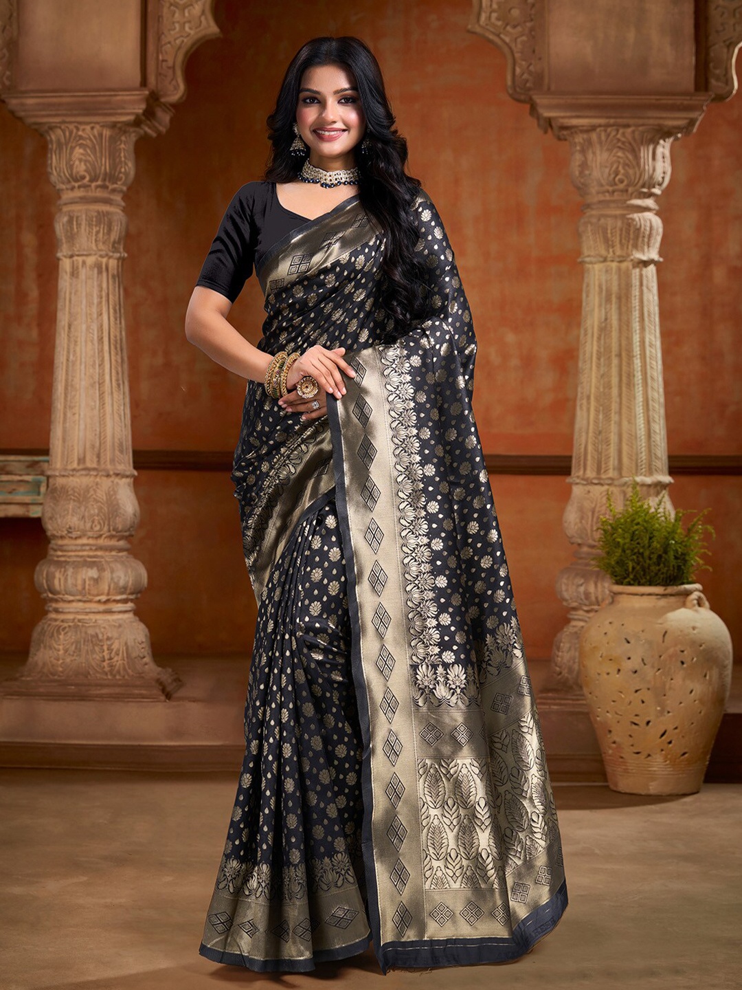 

DIVASTRI Ethnic Motifs Woven Design Banarasi Saree, Black