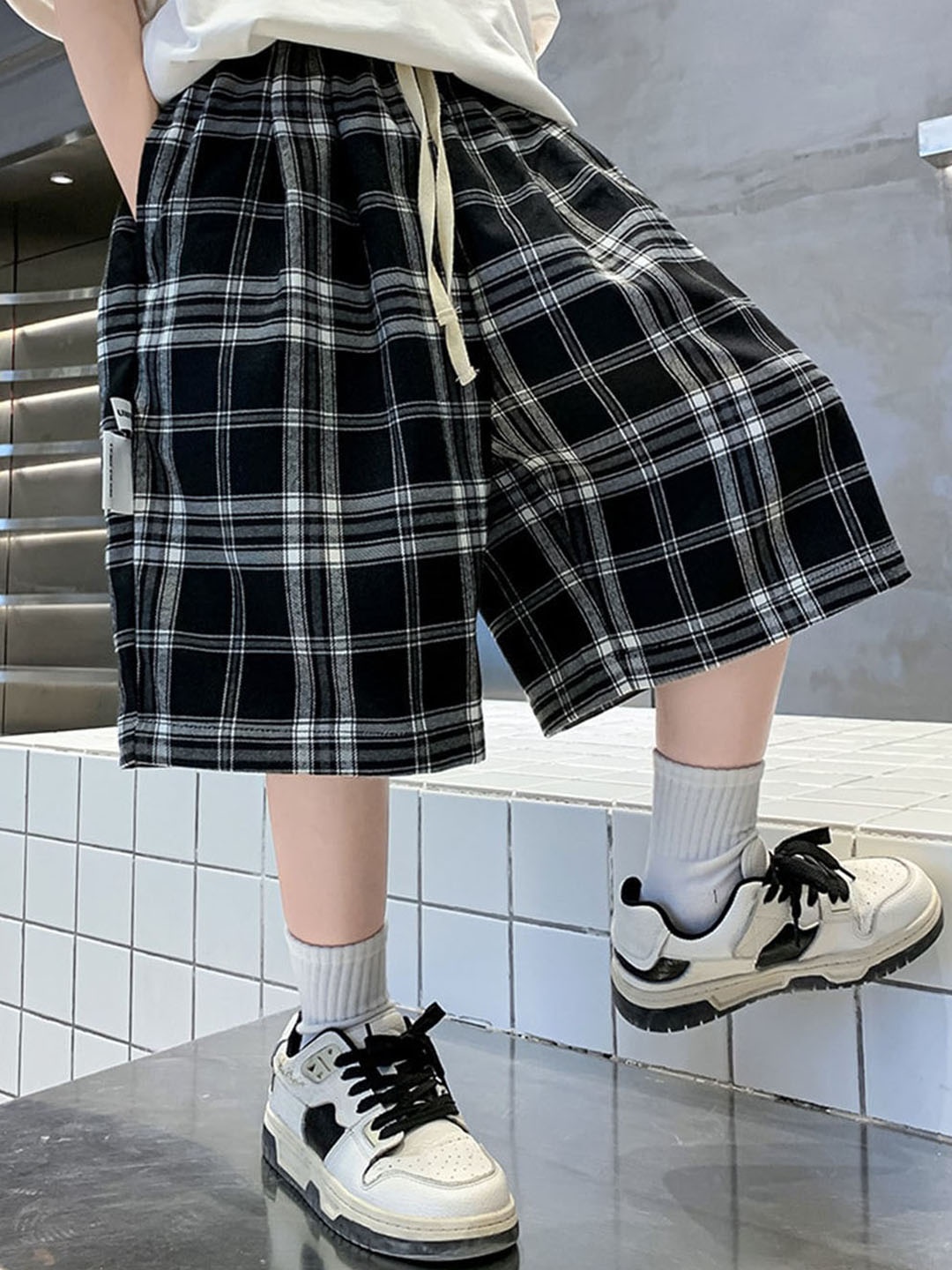 

StyleCast x Revolte Boys Checked Loose Fit High-Rise Shorts, Black
