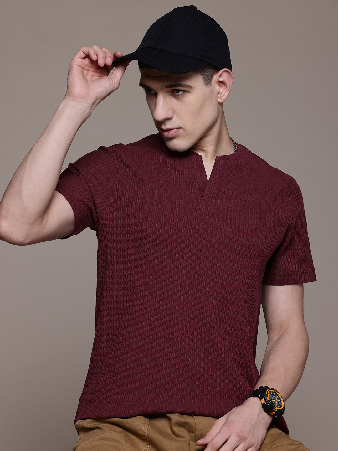 

The Roadster Lifestyle Co. Textured Round Notch T-shirt, Maroon