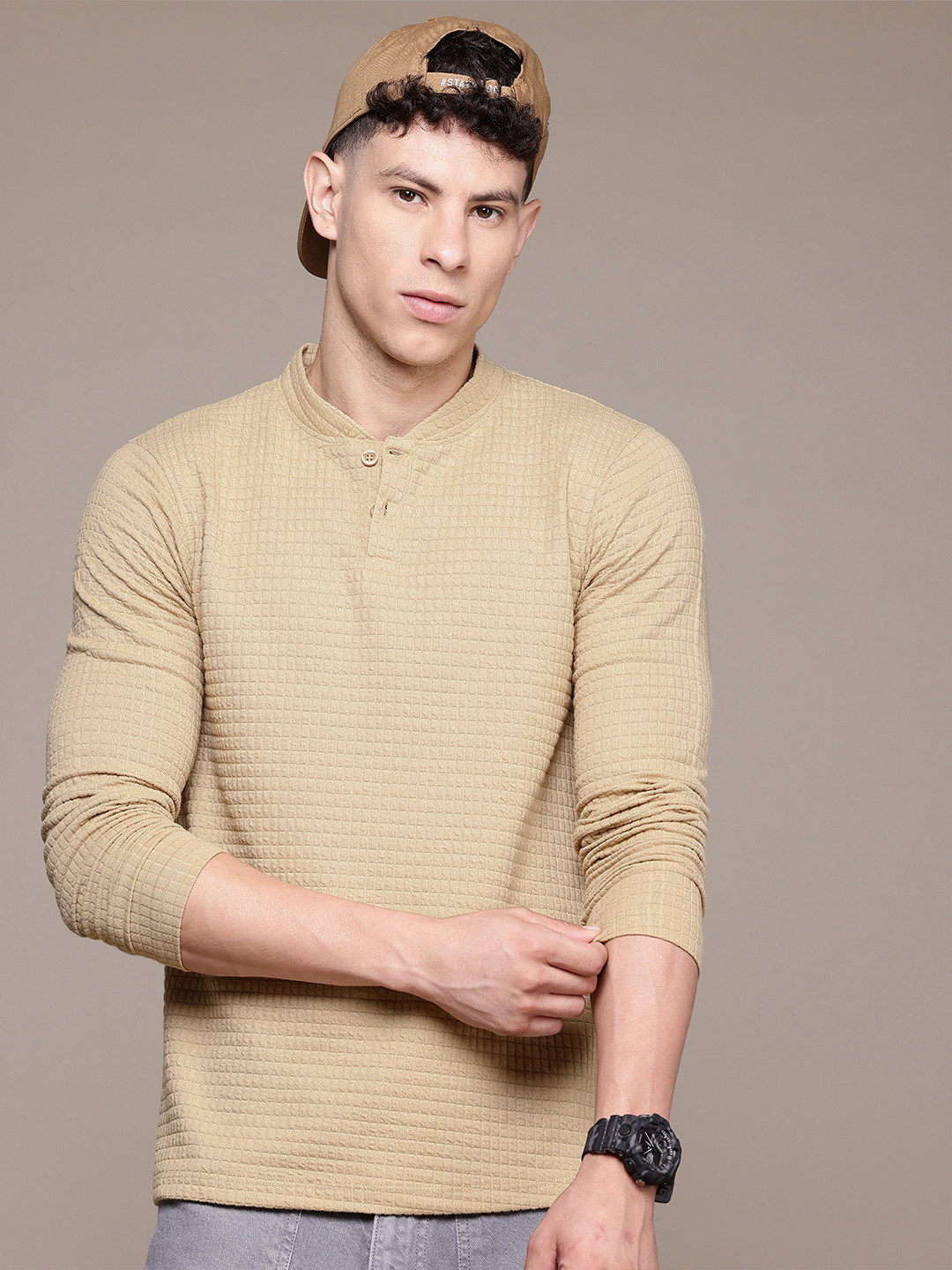 

Roadster Men Henley Neck T-shirt, Beige