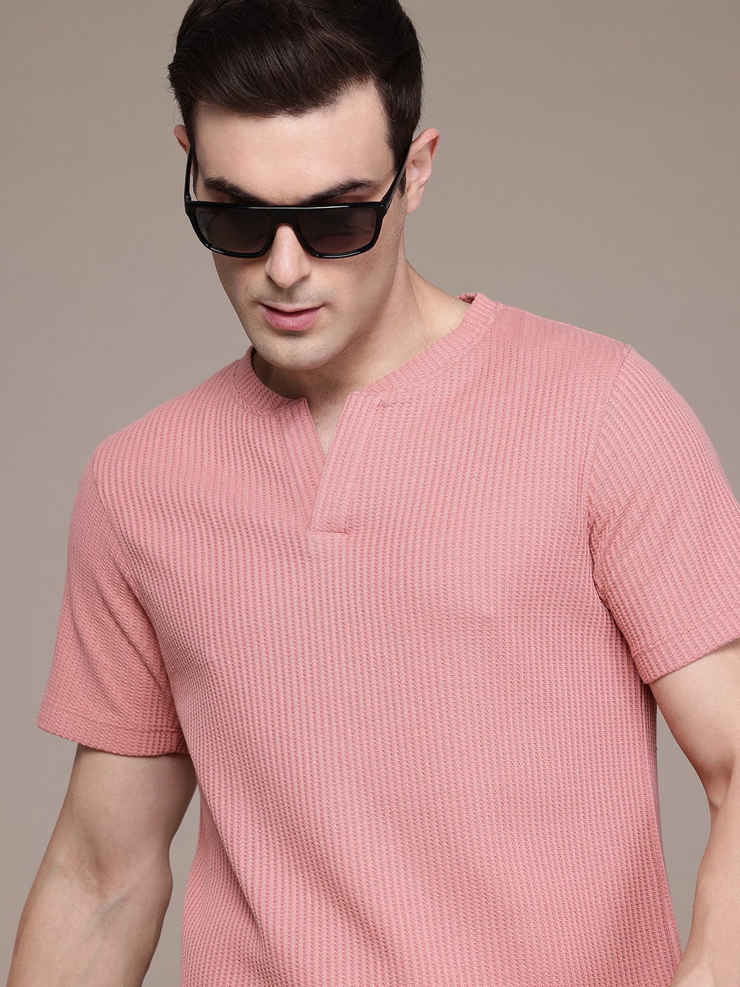 

The Roadster Lifestyle Co. Regular Fit Textured T-shirt, Pink