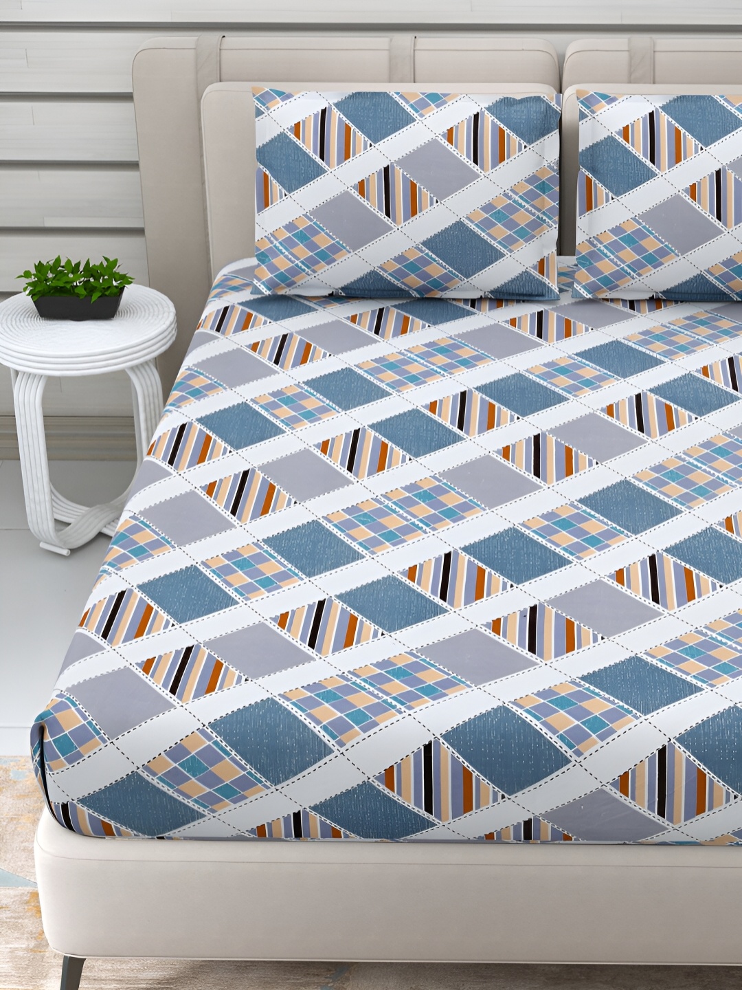 

Aura White & Blue Geometric 220 TC Cotton Queen Bedsheet With 2 Pillow Covers