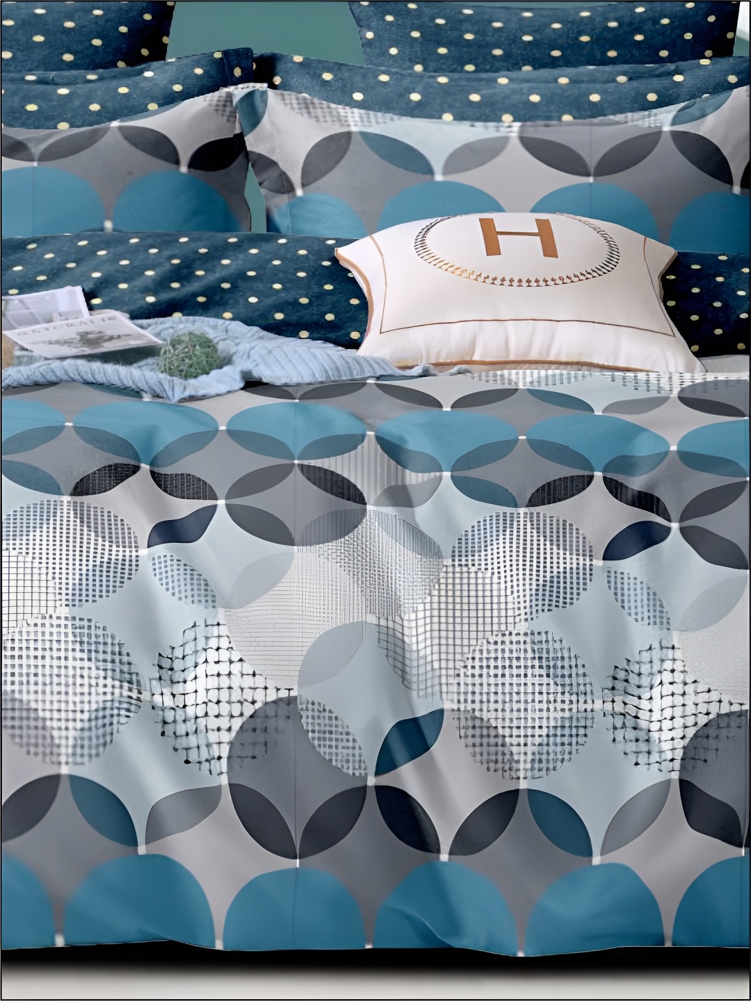 

Aura Blue & Grey Geometric Cotton 220 TC Queen Bedsheet with 2 Pillow Covers
