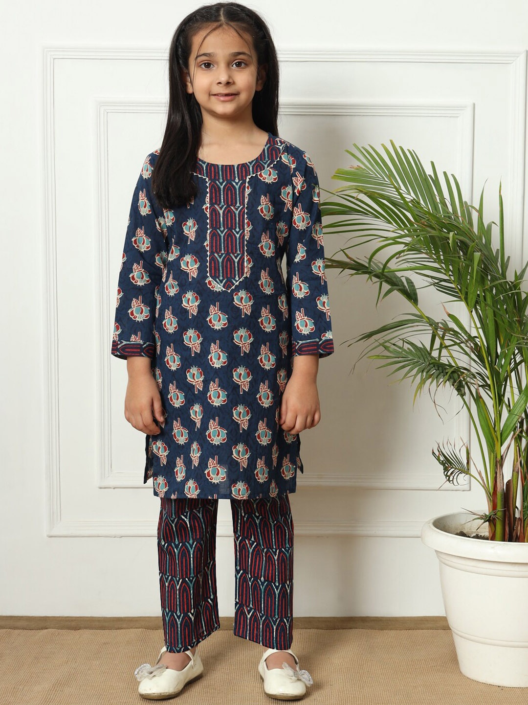 

Readiprint Fashions Girls Floral Printed Gotta Patti Pure Cotton Kurta with Palazzo, Navy blue