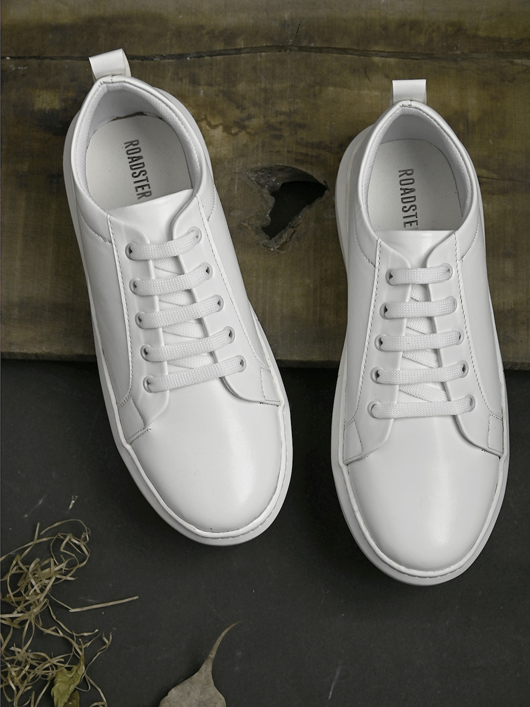 

The Roadster Lifestyle Co. Men White Lightweight Casual Sneakers