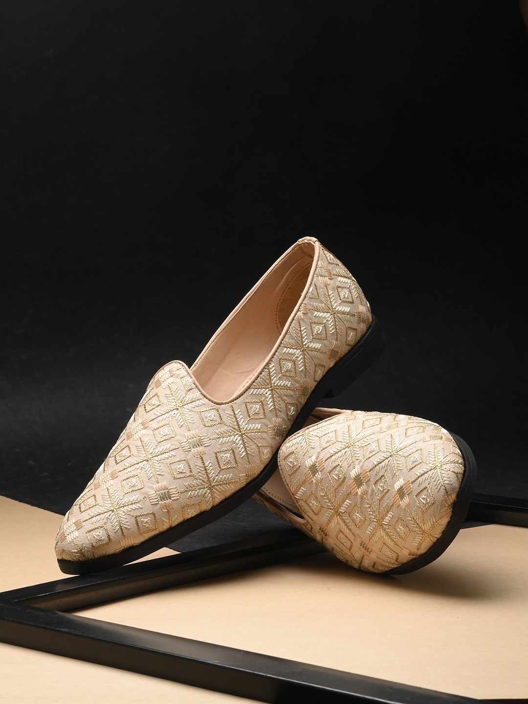 

House of Pataudi Men Embroidered Round Toe Lightweight Mojaris, Gold