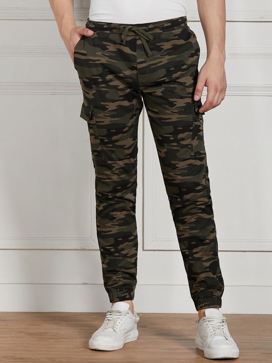 

Dennis Lingo Men Camouflage Printed Mid-Rise Joggers Trousers, Olive