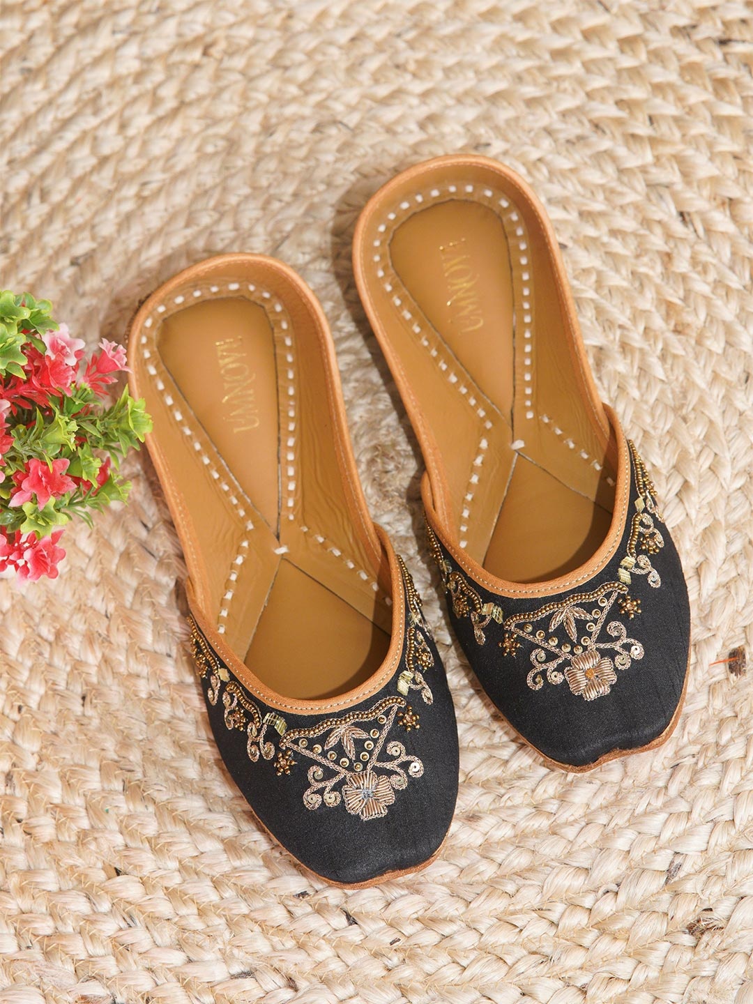 

UMNOVE Embroidered Round Toe Mojaris, Black