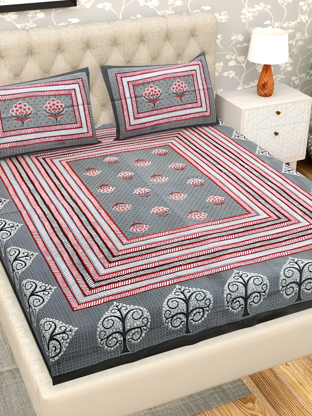 

PATRICKO Grey & White Floral Printed 210 TC Queen Bedsheet with 2 Pillow Covers