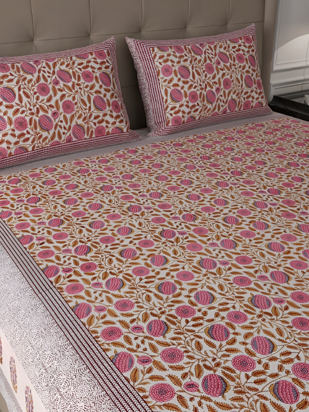 

PATRICKO Beige & White Floral Cotton 400 TC King Bedsheet with 2 Pillow Covers