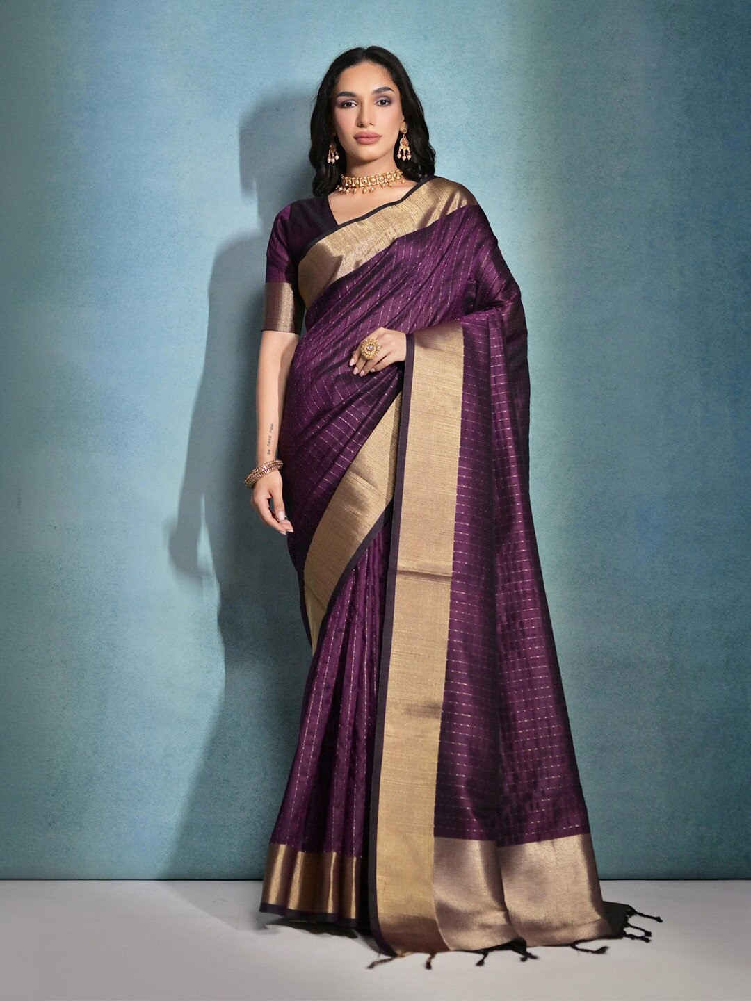 

Ishin Woven Design Zari Silk Blend Saree, Burgundy