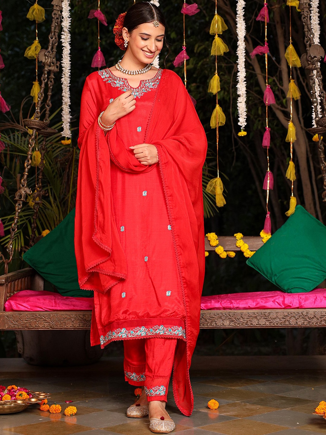 

ROOHANIYAT Ethnic Printed Regular Thread Work Kurta with Pyjamas & Dupatta, Red