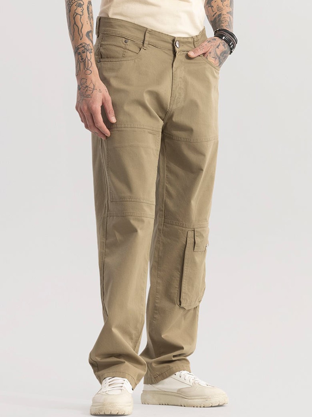 

Snitch Men Beige Smart Loose Fit Cotton Cargos Trousers