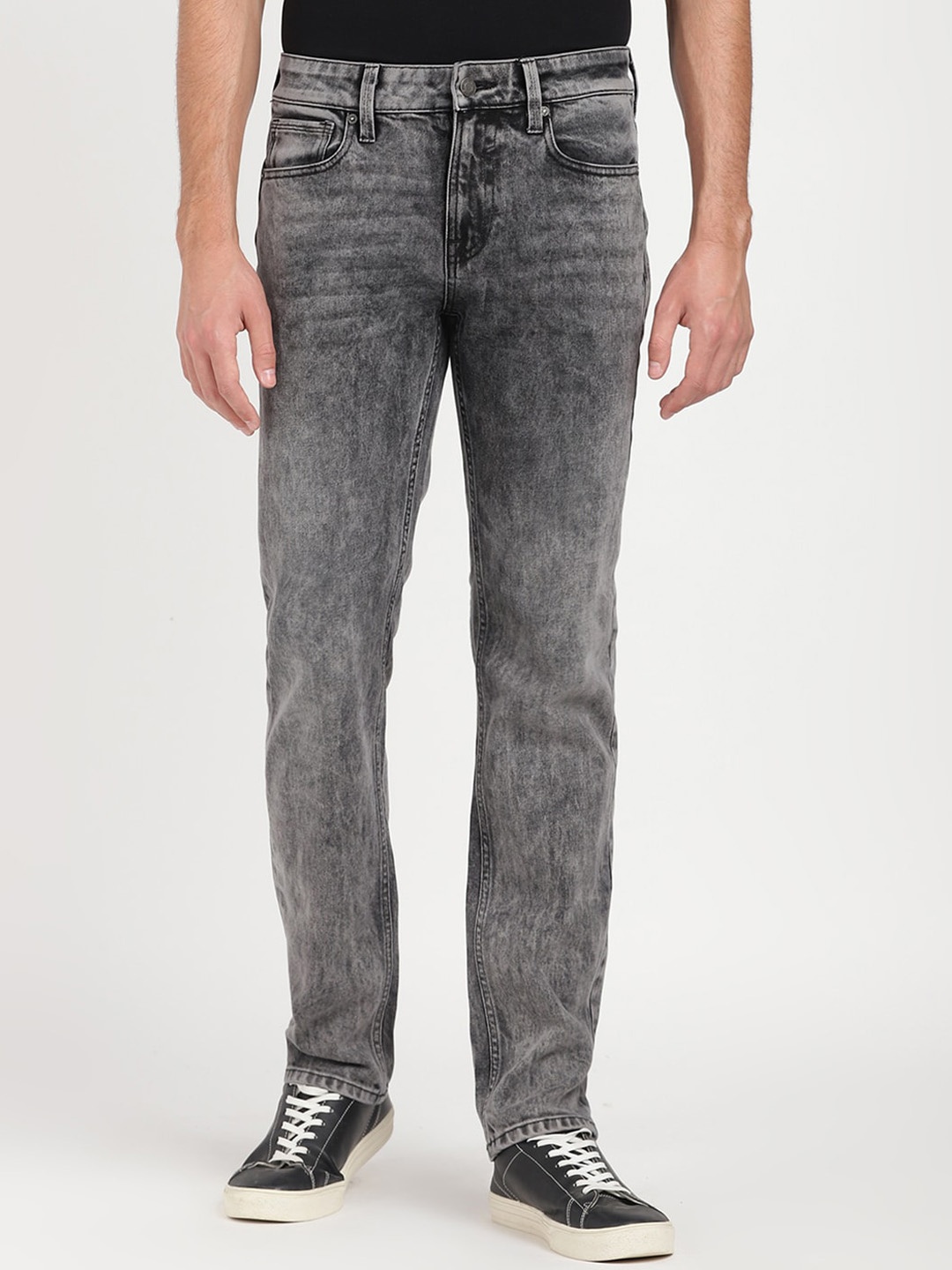 

GUESS Men Jean Heavy Fade Clean Look Mid-Rise Stretchable Jeans, Grey