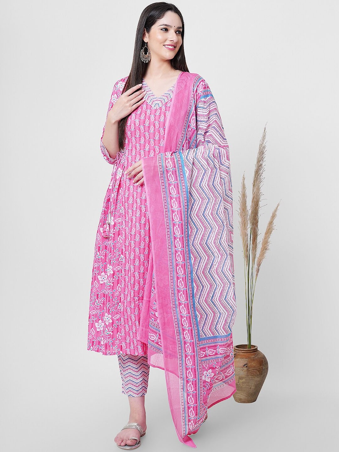 

JANAKDULARI CREATION Floral Printed Gotta Patti Pure Cotton Kurta With Trouser & Dupatta, Pink