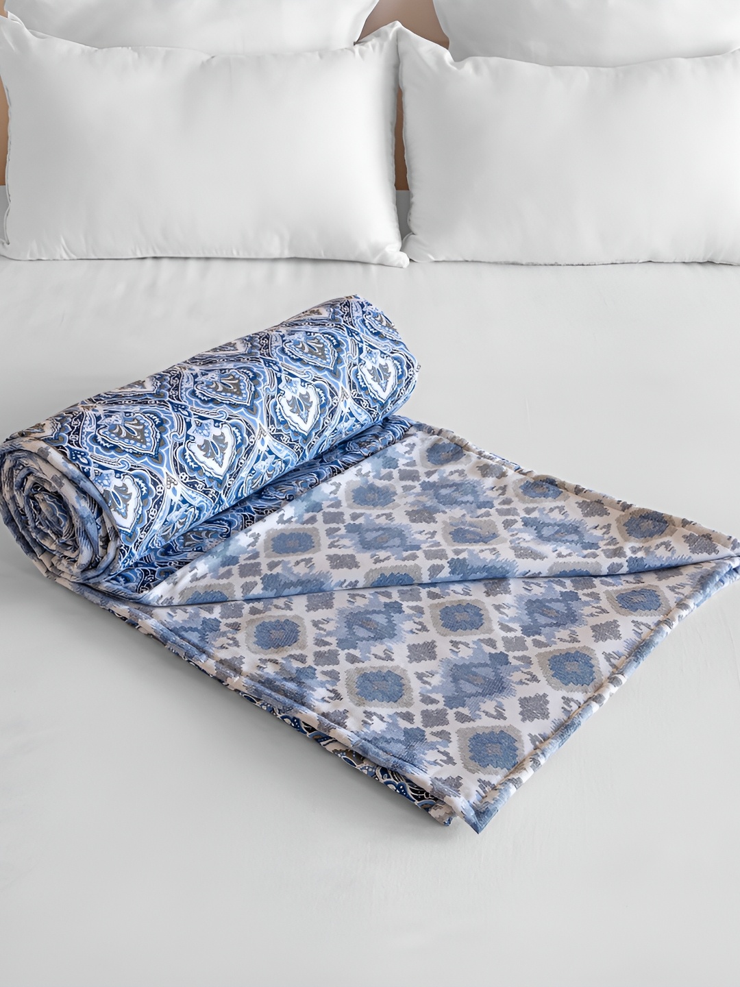 

HOMEMONDE Blue & Cream Geometric AC Room 210 GSM Cotton Reversible Double Bed Dohar
