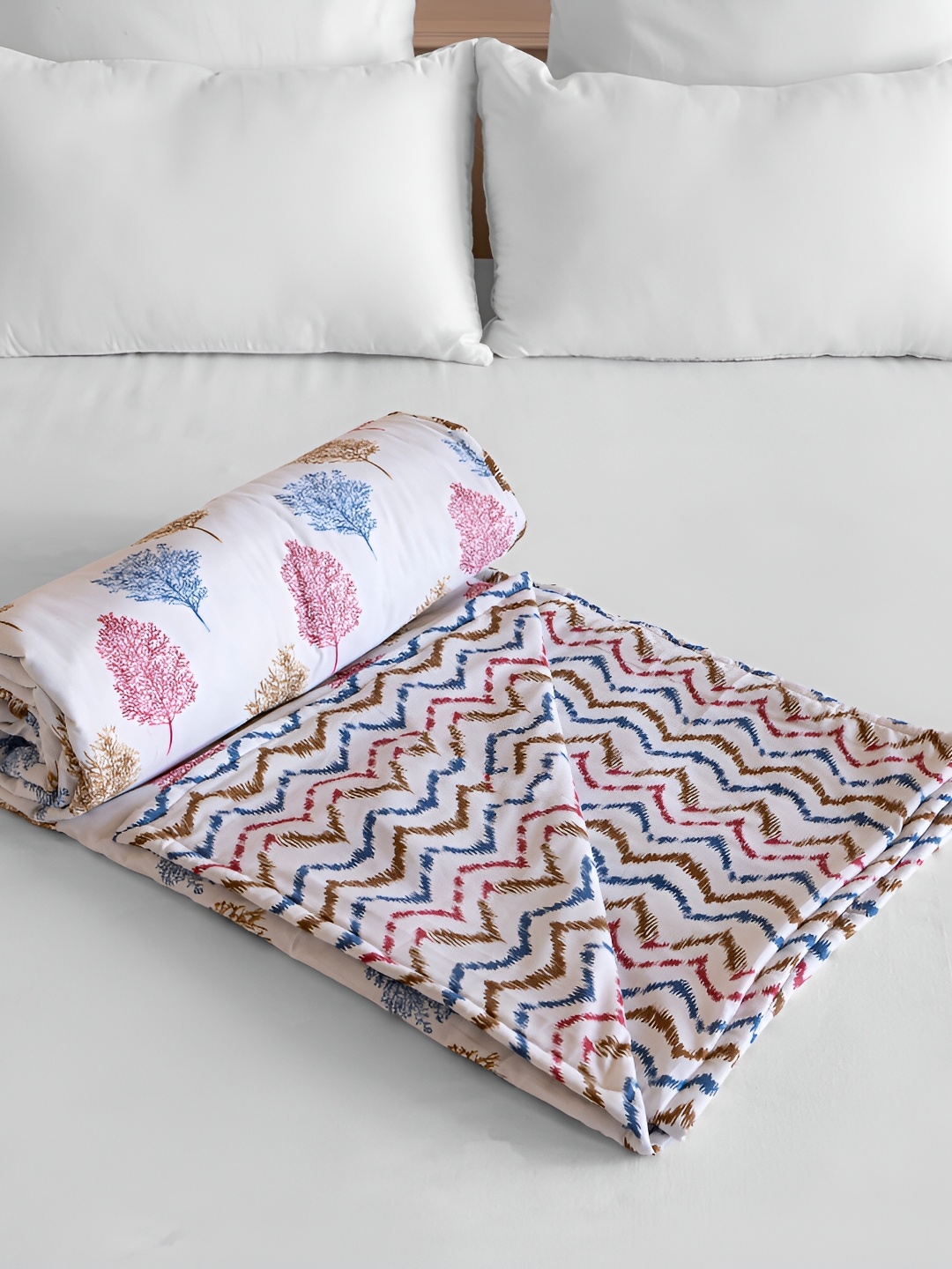 

HOMEMONDE White & Pink Geometric AC Room 210 GSM Cotton Reversible Double Bed Dohar